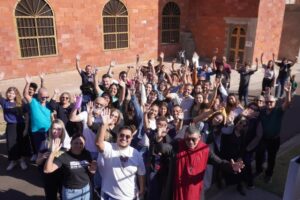 Comunidade Hodie reunida em frente ao Santuario